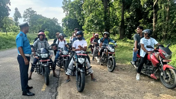बाँके ट्राफिक प्रहरीको दुर्घटना न्यूनीकरण प्रयास: आज पनि सम्बन्धित सरोकारवालालाई सचेतना