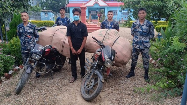 भन्सार छलीको ठुलो परिमाणमा कपडा र दुईवटा मोटरसाइकल सशस्त्र प्रहरीको नियन्त्रणमा