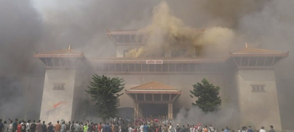 प्रदर्शनकारीले जलाए संसद भवन