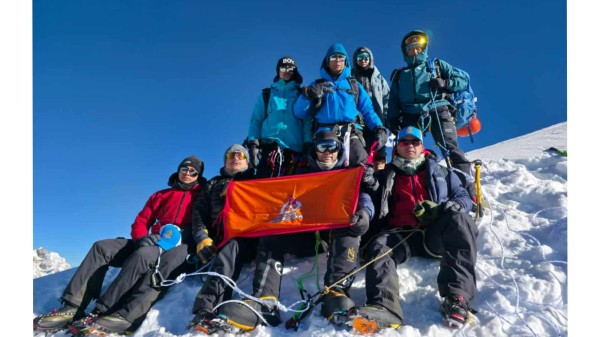 चुलु फार ईस्ट हिमालमा फहरायो सशस्त्र प्रहरीको झण्डा