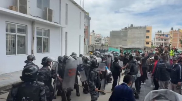 सुत्केरी गराउन आएकी महिलाको मृत्युपछि किष्ट हस्पिटल तोडफोड,प्रहरीले हान्यो अश्रुग्यास र लाठीचार्ज