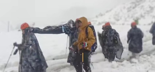 हिउँमा फसेका नेपाली पर्यटकको सशस्त्र प्रहरीद्वारा उद्धार