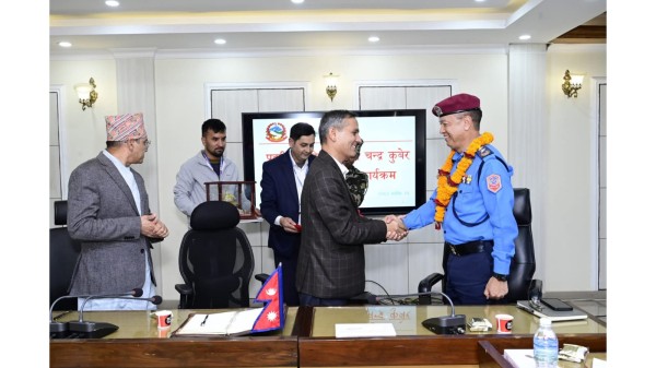 गृहमन्त्री अर्यालले गरे अवकाश जान लागेको आईजीपी खापुङ्गको बिदाइ