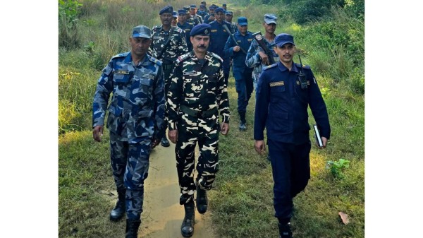 खजुरा क्षेत्रको सीमामा अवैध गतिविधि रोक्न नेपाल–भारतका सुरक्षा फौज एकैसाथ गस्तीमा