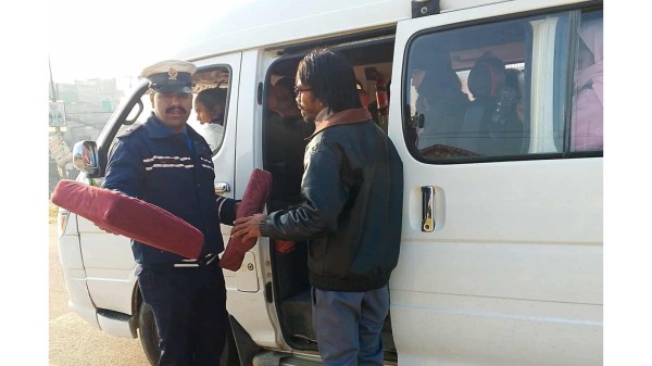 बाँके ट्राफिक प्रहरीको कारबाही: ३ सय गाडीबाट ४६७ अवैध सिट हटाइयो, एकपटकलाई चेतावनी