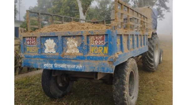 दाङमा अवैध उत्खननविरुद्ध कारबाही, प्रहरीले लियो ८ ट्याक्टर नियन्त्रणमा