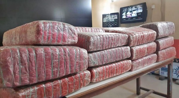 ८ सय किलो गाँजासहितको पिकअप र चालक प्रहरीको नियन्त्रणमा