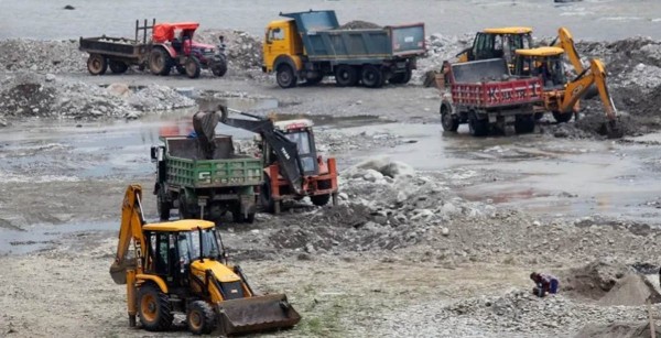 दाङमा नदीजन्य पदार्थको अवैध उत्खनन् गर्ने २१ सवारीसाधन नियन्त्रणमा, झण्डै ५ लाख जरिवाना