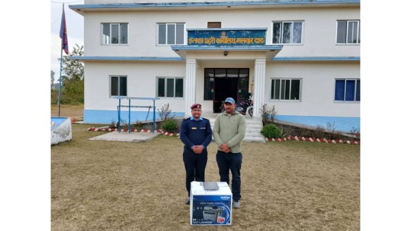 शान्ति–सुरक्षामा सहकार्य: वडाध्यक्ष खड्काले मलवार प्रहरीलाई दिए ल्यापटप र फोटोकपी मेसिन