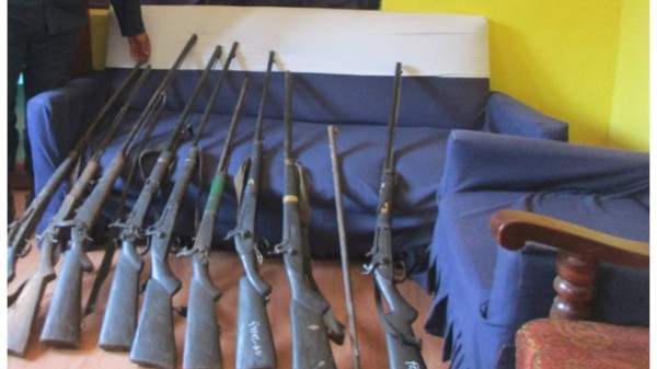 सामुदायिक वनमा प्रहरी भेटायो लुकाएर राखिएको १० थान बन्दुक