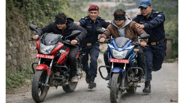 दुईवटा मोटरसाइकल चोरी गरेर प्रहरीको चेकिङ छलेर भाग्दै गरेका २ युवक पक्राउ