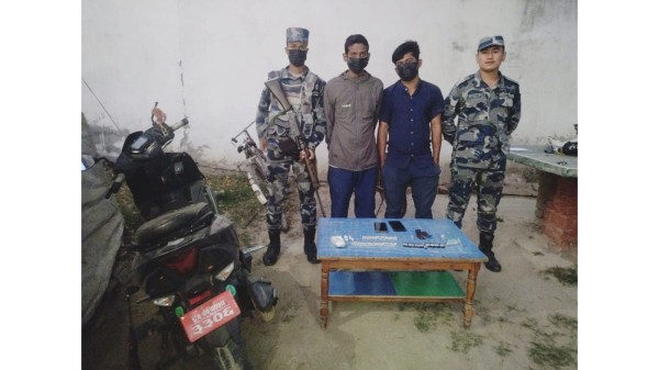 सशस्त्र प्रहरीद्वारा प्रतिबन्धित औषधिसहित स्कुटर बरामद, दुई जना पक्राउ