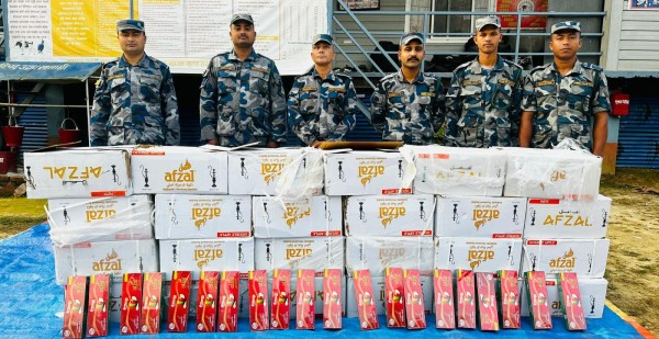 पश्चिम नवलपरासीमा झण्डै १२ लाखको अवैध हुक्का फ्लेवर सशस्त्र प्रहरीको नियन्त्रणमा