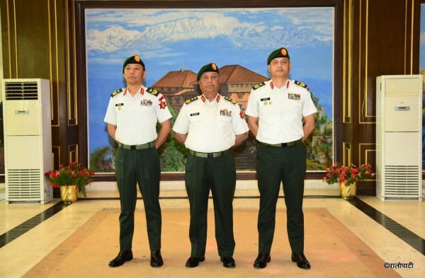 उपरथीमा पदोन्नति भएका दुई अधिकृतलाई दर्ज्यानी चिन्ह प्रदान