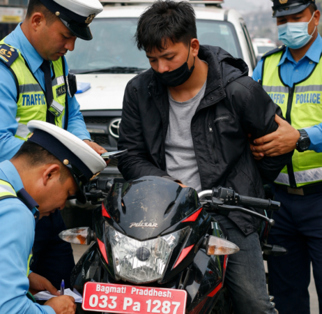 चोरीको मोटरसाइकलसहित युवक ट्राफिक प्रहरीको नियन्त्रणमा
