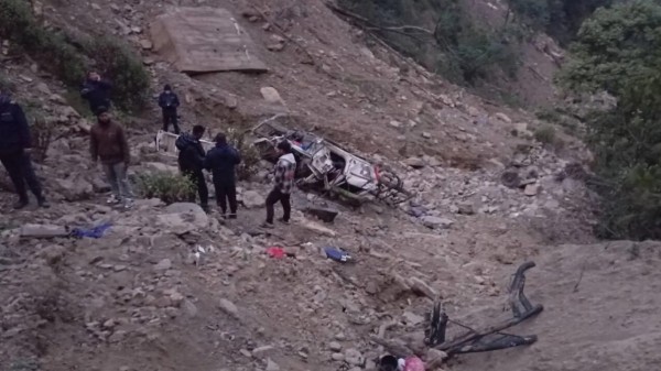सल्यानबाट दाङ आउँदै गरेको जिप २५० मिटर तल खस्यो, चालकको घटनास्थलमै मृत्यु, ३ जना घाइते