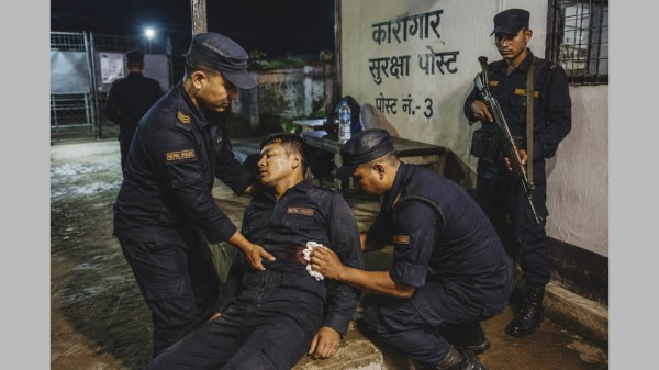 कारागार सुरक्षामा खटिएका प्रहरीलाई आफ्नै सहकर्मीको बन्दुकबाट गोली लागेपछि...!
