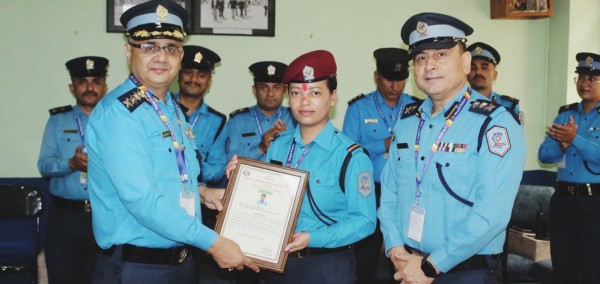 त्रिभुवन अन्तर्राष्ट्रिय विमानस्थलकी प्रहरी जवान मनिषा सुवेदी ‘बेस्ट पुलिस अफ द मन्थ’