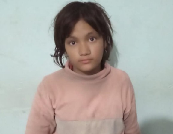 बर्दियाबाट हराएर नेपालगन्जमा फेला परेकी बालिकालाई जनप्रतिनिधिको जिम्मा लगाउँदै बाँके प्रहरी