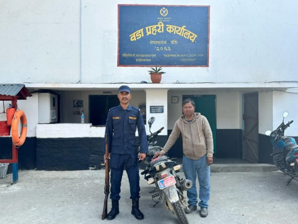 नेपालगन्जबाट चोरी भएको मोटरसाइकल फेला पार्दै सवारीधनीलाई बुझायो वडा प्रहरी कार्यालयले