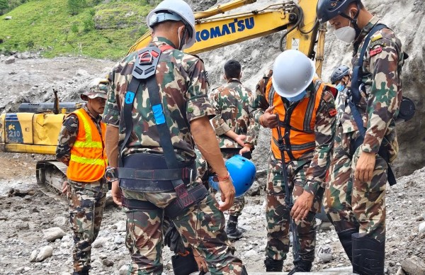 लाङटाङ खोला आयोजनाको सुरुङमा फसेकाको उद्धारका लागि आज म्यानहोलबाट पस्ने तयारी