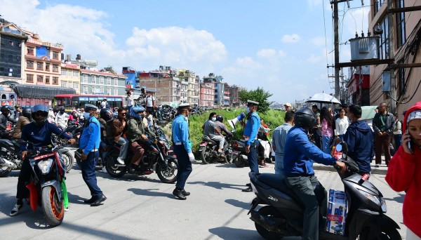 ट्राफिक प्रहरीले फेला पारेका चोरीका ५० वटा मोटरसाइकल र स्कुटर धनीलाई फिर्ता