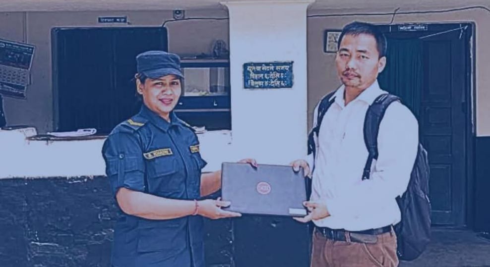 वडा प्रहरी नेपालगन्जको सक्रियतामा हराएको ल्यापटप भेटियो, बुझाइयो सम्बन्धित धनिलाई