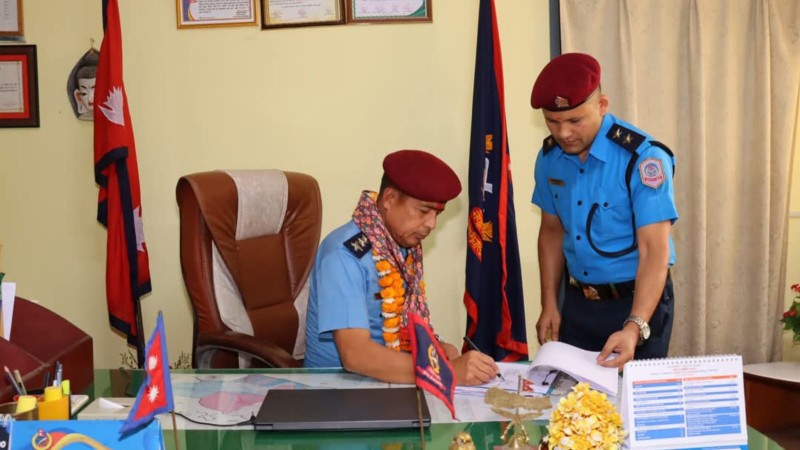 बाँकेका नयाँ प्रहरी प्रमुख रामप्रसादले गरे पदभार ग्रहण, एसपी कार्कीको बिदाई