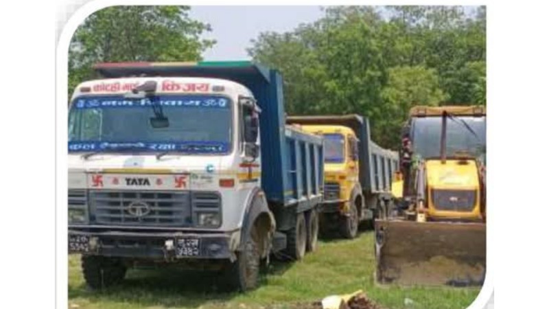 अवैध उत्खननमा संलग्न दुईवटा टिपर र एउटा जेसिबी प्रहरीको नियन्त्रणमा