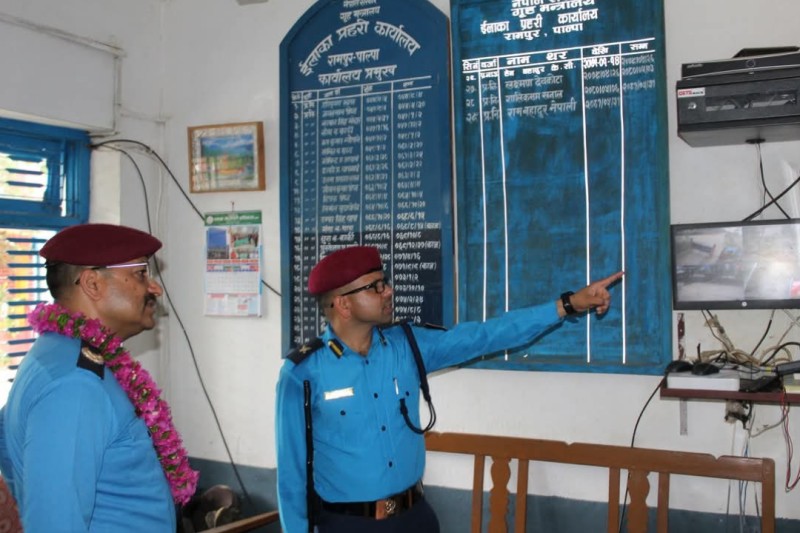 डीआईजी भट्ट पुगे इलाका प्रहरी कार्यालय रामपुर, अपराध नियन्त्रणतर्फ कटिबद्ध भएर लाग्न निर्देशन