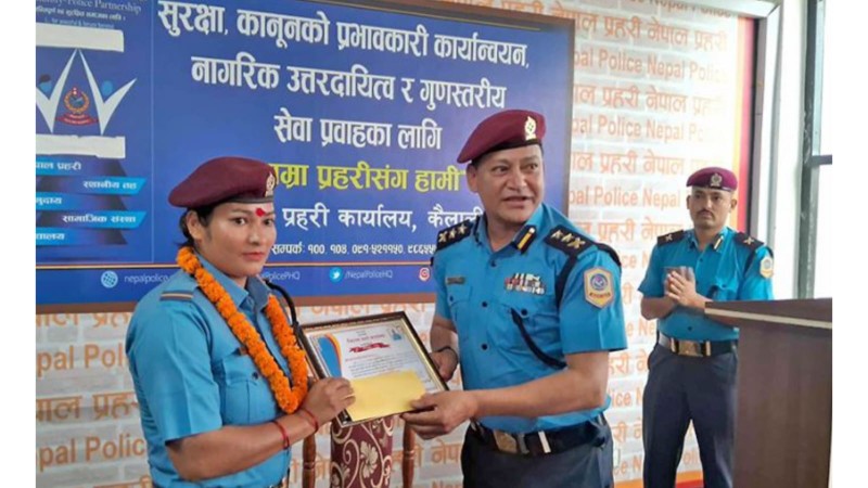 सडकमै महिलालाई प्रसूति गराउन सहयोग गरेकी महिला प्रहरी जवान सम्मानित