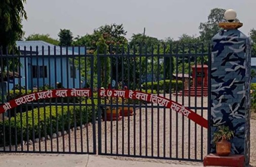 सशस्त्र प्रहरीद्वारा सिराहाबाट ४ वटा मोटरसाइकलसहित झण्डै साढे ७ लाखको अवैध सामग्री बरामद