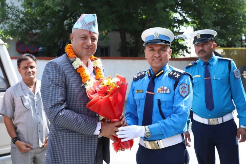 एसएसपी नवराज अधिकारीले सम्हाले उपत्यका ट्राफिक प्रहरीको कमान्ड