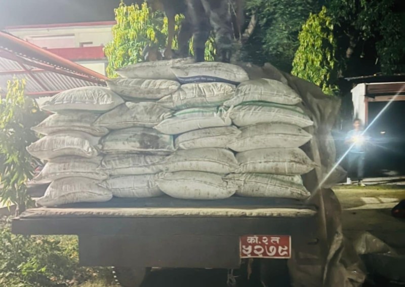 भलुवाबाट ४ लाख रुपैयाँ बढीको चिनीसहितको ट्याक्टर सशस्त्र प्रहरीको नियन्त्रणमा