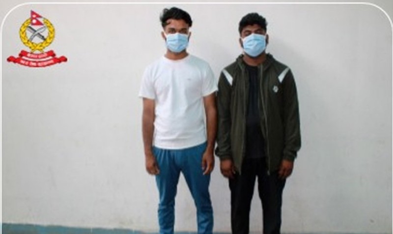 प्रहरी हौं भन्दै बैंकमा जम्मा गर्न लैजाँदै गरेको साढे ३ लाख रुपैयाँ लूटने दुई युवक पक्राउ