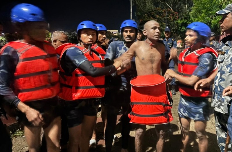 पोखरीमा डुबेका गणेशको सशस्त्र प्रहरीद्वारा सकुशल उद्धार