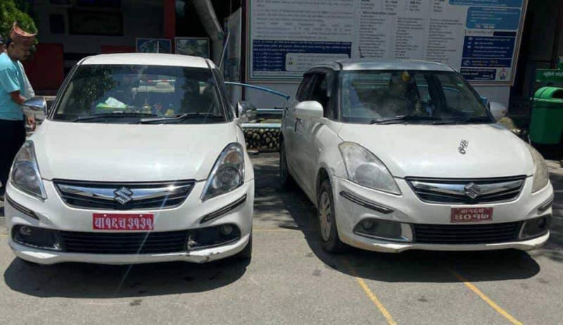 चोरी पैठारी गरी ल्याइएका २ वटा कारसहित दुई जना ट्राफिक प्रहरीको नियन्त्रणमा