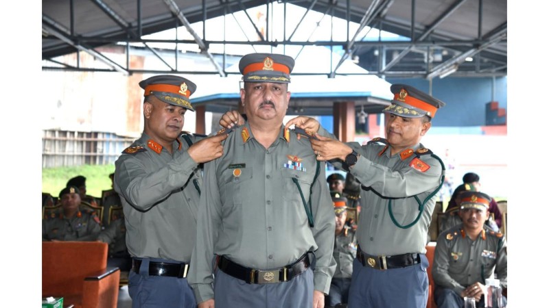 सशस्त्र प्रहरी प्रमुख आर्यालद्वारा डीआईजी मनिष थापालाई दर्ज्यानी चिन्ह प्रदान