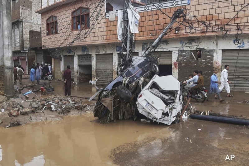 पाकिस्तानमा भीषण वर्षासँगै आएको बाढी-पहिरोमा हालसम्म ३२० जनाको मृत्यु