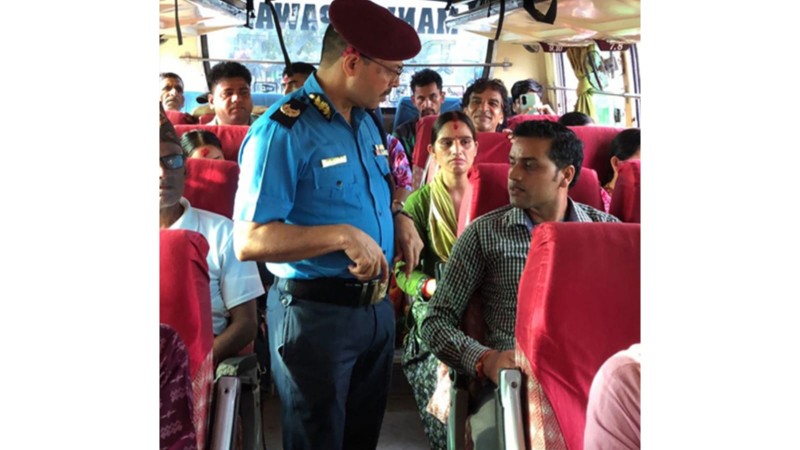 डीआईजी विक जब आफैं पुगे सार्वजनिक यातायात चेकिङमा...