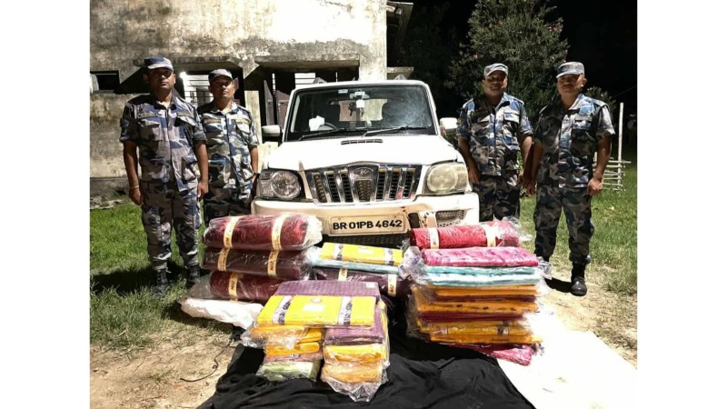 सशस्त्र प्रहरीले पिछा गरेको स्कारपियोमा भेटियो तस्करी गरेर ल्याइएको ७ लाखको अवैध लत्ताकपडा