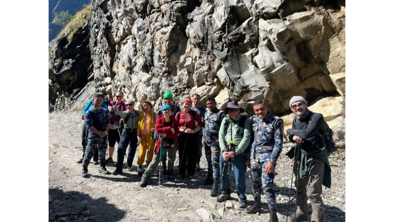 पहिरोमा अलपत्र परेका २० विदेशी पर्यटकसहित ३५ जनाको सकुशल उद्धार