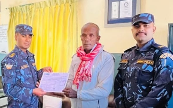 दुर्घटनामा ज्यान गुमाएका सहायक हवल्दार दम्पतीका परिवारलाई विशेष कार्यदलको आर्थिक सहयोग