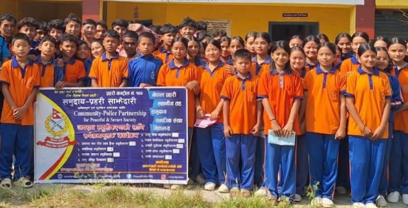 साइबर अपराधदेखि सडक सुरक्षा: धनौली प्रहरीले विद्यार्थीसँग चलायो सचेतना कार्यक्रम