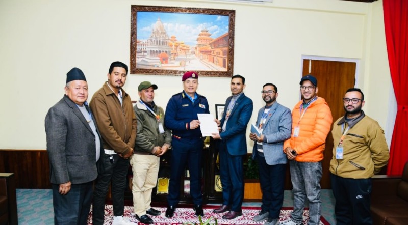 मानव तस्करी र वैदेशिक रोजगार ठगी नियन्त्रणमा सरोकार केन्द्रको पहल, आईजीपी कार्कीलाई ध्यानाकर्षण