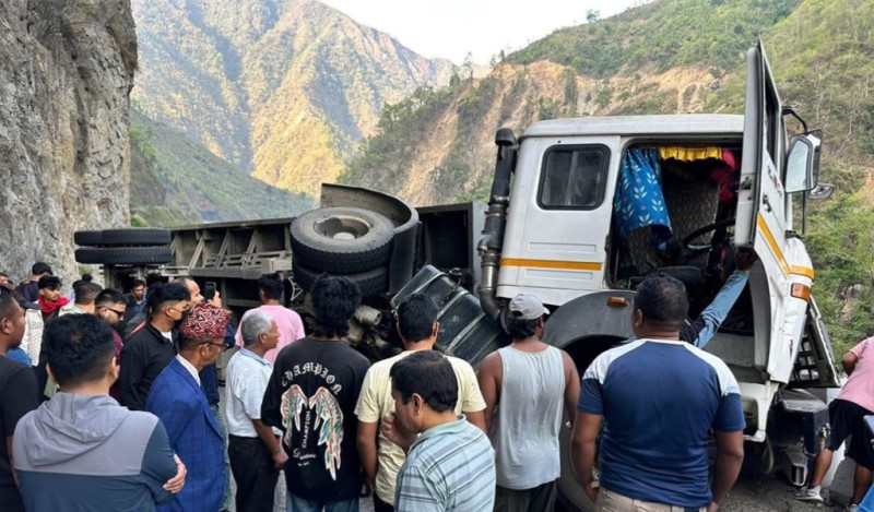 नारायणगढ-मुग्लिन सडकमा ट्रक पल्टिँदा बाटो बन्द