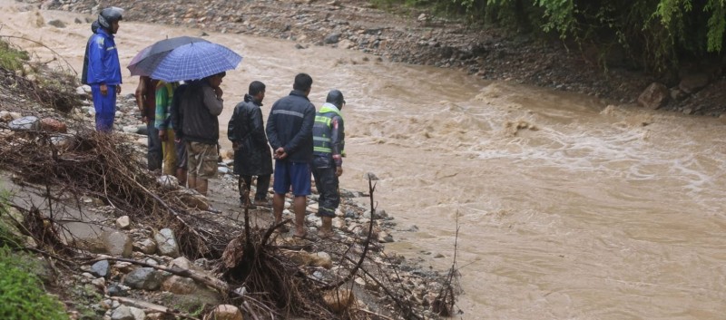 खोल्सामा मुडा हटाउन गएका ५५ वर्षीय कृष्णबहादुरको बाढीले बगाएर मृत्यु