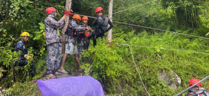 खोलामा आएको बाढीको भेलमा फसेका पुजारीसहित ३ जनाको सशस्त्र प्रहरीद्वारा सकुशल उद्धार