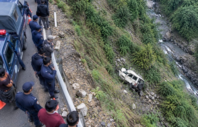 सल्यानमा बोलेरो जिप ९० मिटर तल खस्यो, दुई जनाको मृत्यु, चार घाइते