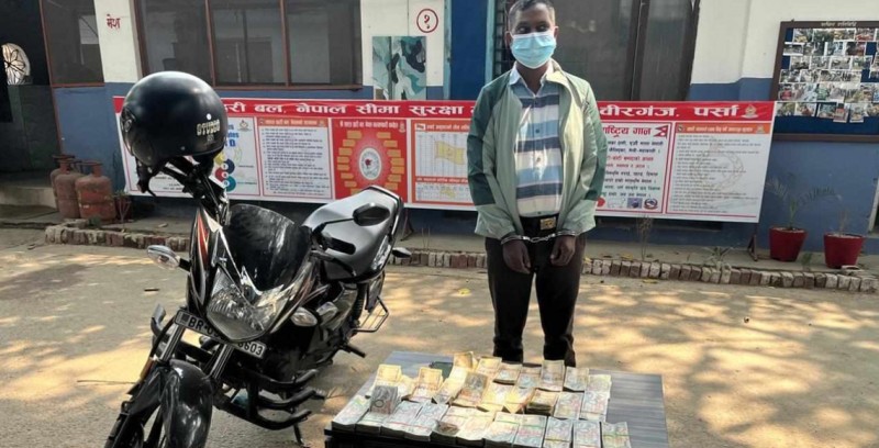 भारतबाट आउँदै गरेका विनयशंकर स्रोत नखुलेको २० लाख नगदसहित सशस्त्र प्रहरीको नियन्त्रणमा